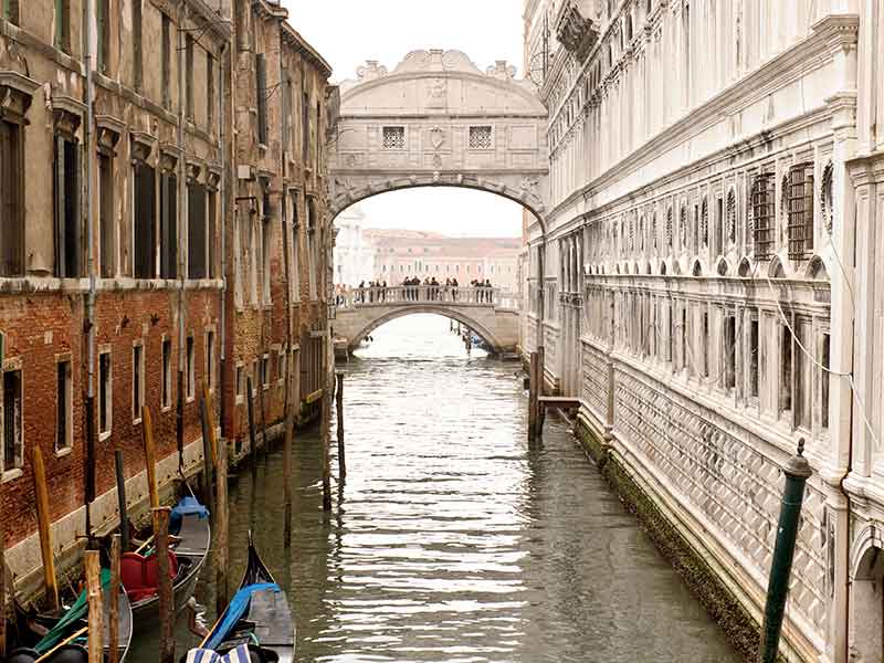Vue du Ponte dei Sospiri depuis le canal