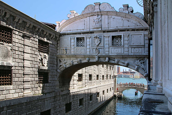 Détail baroque du Ponte dei Sospiri en pierre d'Istrie au-dessus du Rio di Palazzo
